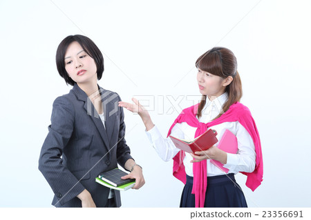 Two female young women fighting Two female young women fighting 23356691