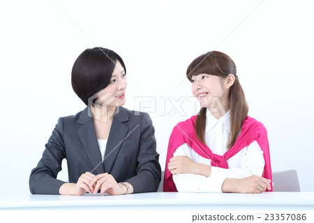 兩個喜歡交談的女人 23357086