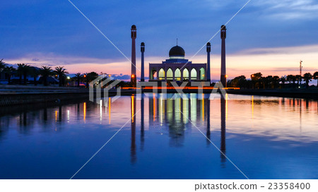 Sunset at Central Mosque, Songkhla, Thailand. 23358400