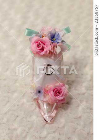 Artificial flower acrylic high heel ring pillow 23359757