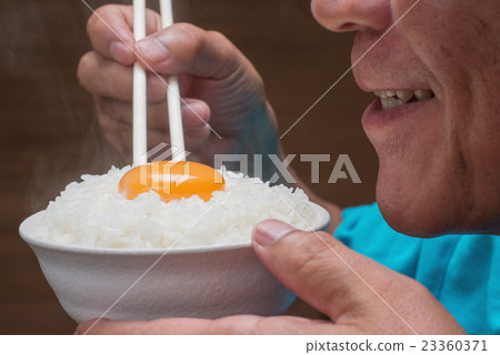 Senior to eat cooked eggs and hot eggs 23360371