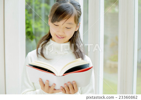 女孩在太陽房裡讀書 23360862