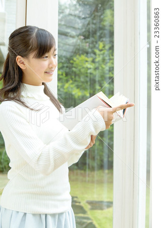 指向讀書的女孩在太陽屋子 23360863