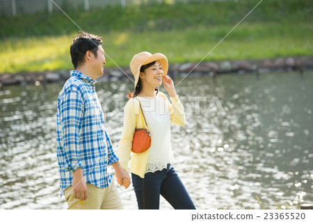 Middle couple image 23365520