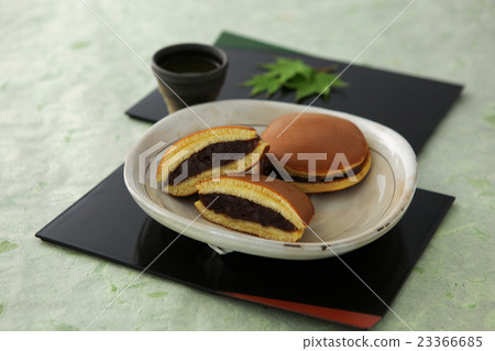 Dorayaki dish serving 23366685