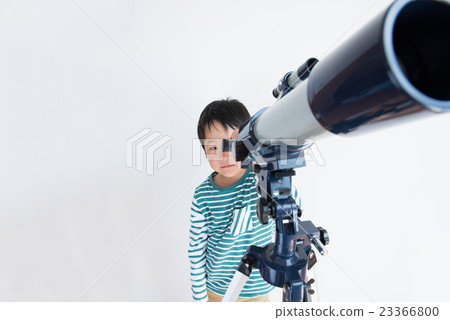 用天文望遠鏡觀看宇宙的小學學生 用天文望遠鏡觀看宇宙的小學學生 23366800