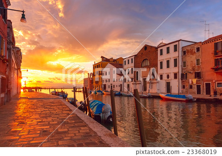 Sunset on canal Cannaregio in Venice, Italy Sunset on canal Cannaregio in Venice, Italy 23368019