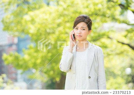 製作新鮮綠色手機的女性(商業) 製作新鮮綠色手機的女性(商業) 23370213