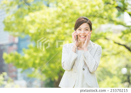 製作新鮮綠色手機的女性(商業) 製作新鮮綠色手機的女性(商業) 23370215