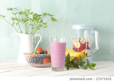 Mix berry smoothies made with vegetables and fruits alone 23371028