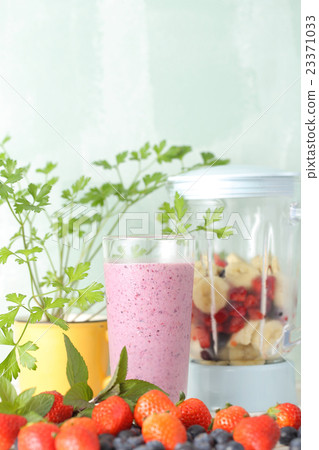 Mix berry smoothie vertical 23371033