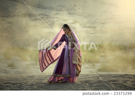 Arab women 23371299
