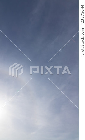 清晨薄薄的天空和雲在7月上半月垂直 23375644