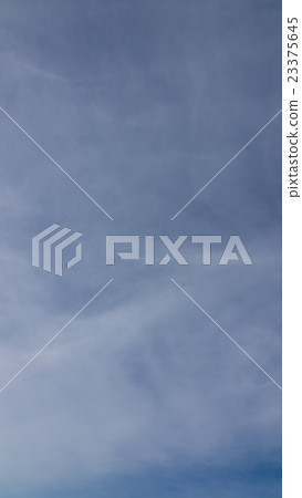 清晨薄薄的天空和雲在7月上半月垂直 23375645