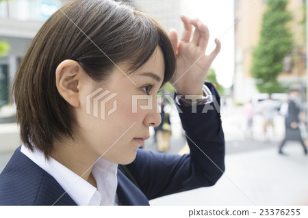 Watching the window glass of the business woman outside building and arranging a grooming profile Profile Marunouchi 23376255