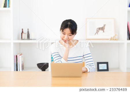 一位女士在客廳使用電腦 一位女士在客廳使用電腦 23376489