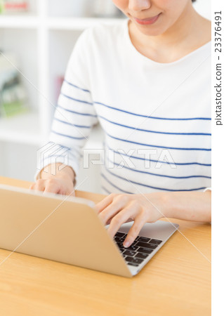 一位女士在客廳使用電腦 一位女士在客廳使用電腦 23376491