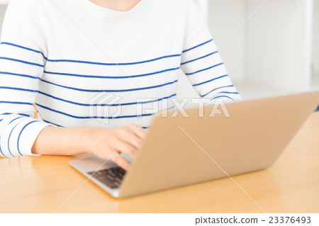 一位女士在客廳使用電腦 一位女士在客廳使用電腦 23376493