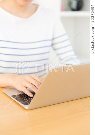 一位女士在客廳使用電腦 一位女士在客廳使用電腦 23376494