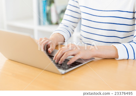 一位女士在客廳使用電腦 一位女士在客廳使用電腦 23376495