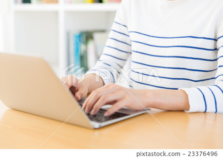 一位女士在客廳使用電腦 一位女士在客廳使用電腦 23376496