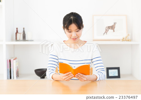 一位女士在客廳裡讀書 一位女士在客廳裡讀書 23376497