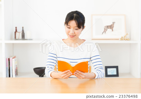 一位女士在客廳裡讀書 一位女士在客廳裡讀書 23376498