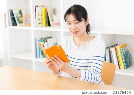 一位女士在客廳裡讀書 一位女士在客廳裡讀書 23376499