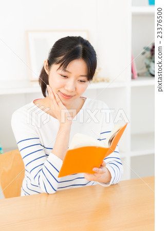 一位女士在客廳裡讀書 一位女士在客廳裡讀書 23376500