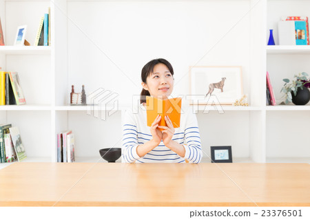 一位女士在客廳裡讀書 一位女士在客廳裡讀書 23376501