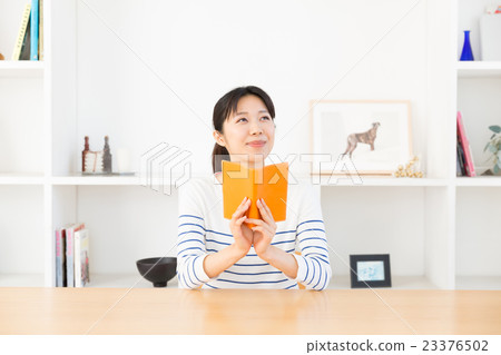 一位女士在客廳裡讀書 一位女士在客廳裡讀書 23376502