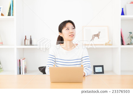 一位女士在客廳使用電腦 一位女士在客廳使用電腦 23376503