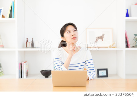 一位女士在客廳使用電腦 一位女士在客廳使用電腦 23376504