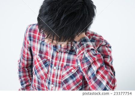 一個年輕人抱著一個頭 23377754