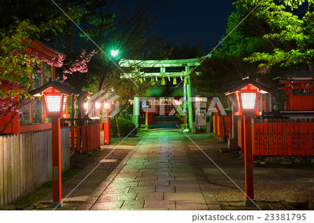 京都汽車裂縫寺廟夜視圖 23381795