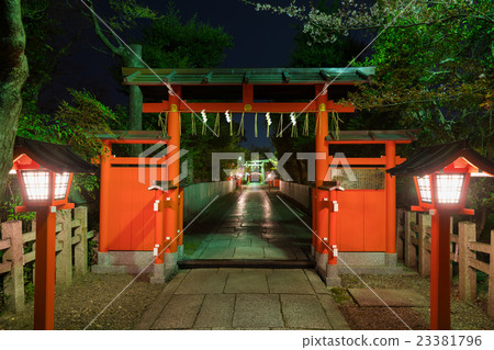 Kyoto car crack shrine night view Kyoto car crack shrine night view 23381796