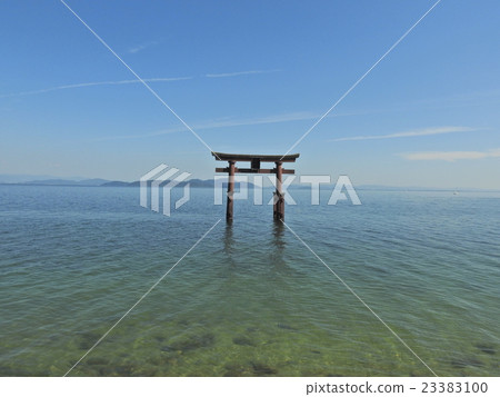 Torii that floats in Lake Biwa Torii that floats in Lake Biwa 23383100