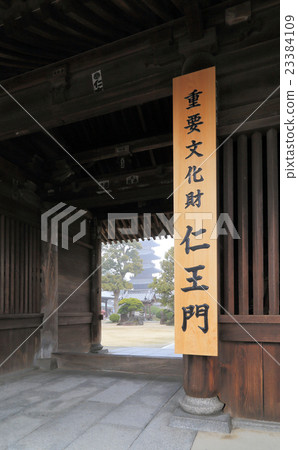 Shikoku Shrine Place No. 70 Buddhist temple "main shrine" Niimon and five-storied pagoda Shikoku Shrine Place No. 70 Buddhist temple "main shrine" Niimon and five-storied pagoda 23384109