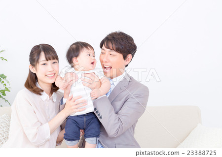 家庭肖像家庭友誼獎金家庭嬰兒和父母複製空間白背快樂三個家庭 家庭肖像家庭友誼獎金家庭嬰兒和父母複製空間白背快樂三個家庭 23388725