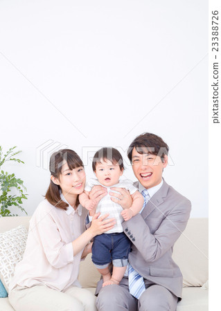 家庭肖像家庭友誼獎金家庭嬰兒和父母複製空間白背快樂三個家庭 家庭肖像家庭友誼獎金家庭嬰兒和父母複製空間白背快樂三個家庭 23388726