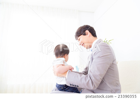 Family Single Father Ikumen baby and father copy space white back 23390355