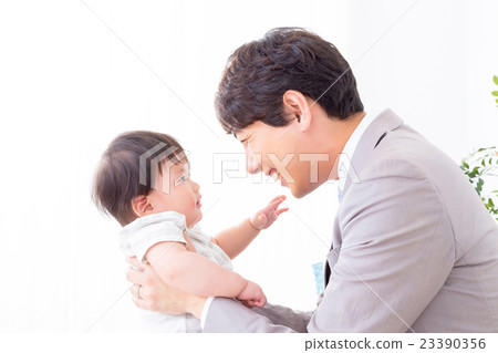 家庭單身父親Ikumen嬰孩和父親複製空間白色後面 家庭單身父親Ikumen嬰孩和父親複製空間白色後面 23390356