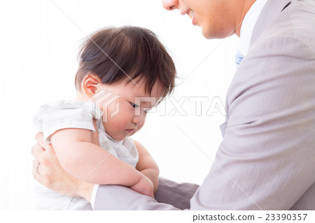 家庭單身父親Ikumen嬰孩和父親複製空間白色後面 家庭單身父親Ikumen嬰孩和父親複製空間白色後面 23390357