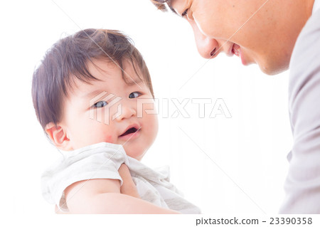 家庭單身父親Ikumen嬰孩和父親複製空間白色後面 家庭單身父親Ikumen嬰孩和父親複製空間白色後面 23390358