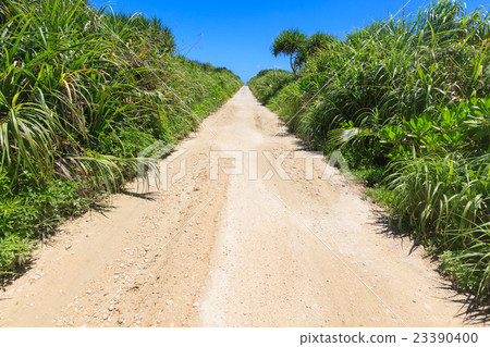 一條路繼續前往Kaberu,Kubakijima,沖繩的海角 一條路繼續前往Kaberu,Kubakijima,沖繩的海角 23390400