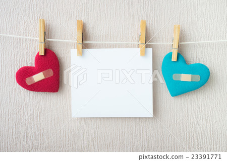 帶有創可貼的心和卡片、關係、傷害、壓力、離婚 23391771