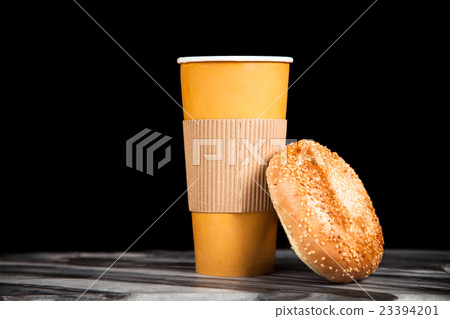 Bagel with bacon and egg 23394201