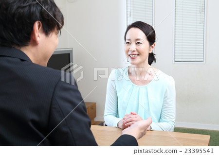 推銷員和她60多歲的女人 推銷員和她60多歲的女人 23395541