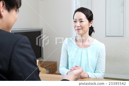 推銷員和她60多歲的女人 推銷員和她60多歲的女人 23395542