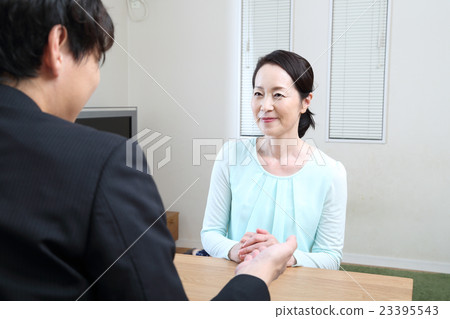 推銷員和她60多歲的女人 推銷員和她60多歲的女人 23395543